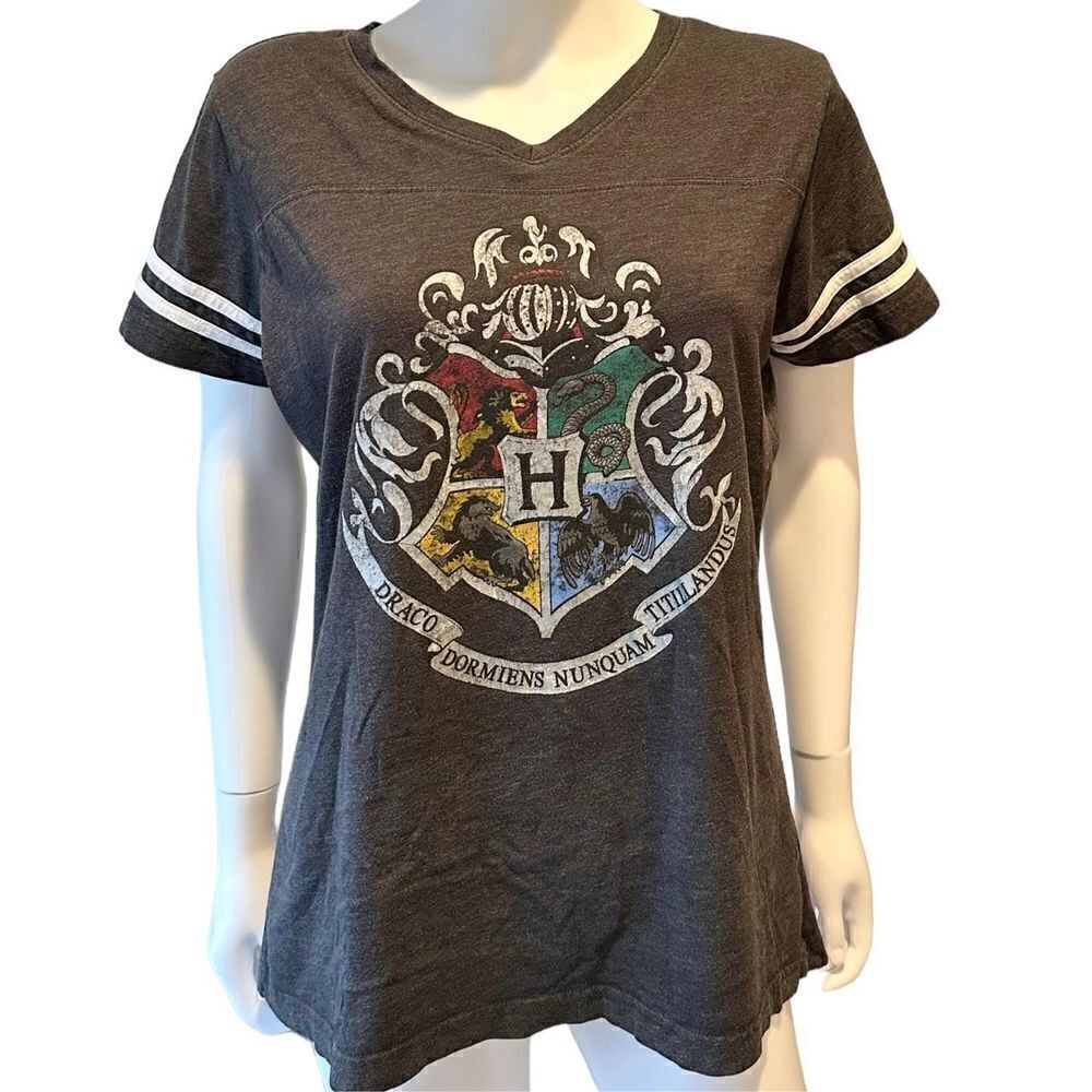The Wizarding World of Harry Potter V-neck T-Shirt, Women’s Size L Hogwarts